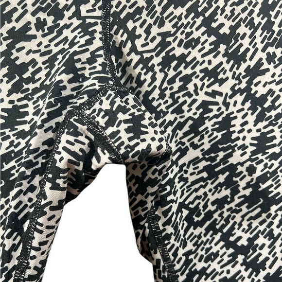 XS Nike dri- fit NWOT Pronto Essential Cropped Ladies Running Tights/Leggings - Picture 2 of 6